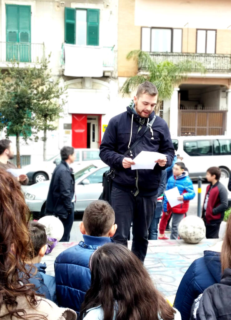(in foto: questo sono io che parlo ai bambini di Ponticelli nella piazza di spaccio in cui 25 anni fa ammazzarono 4 vittime innocenti)